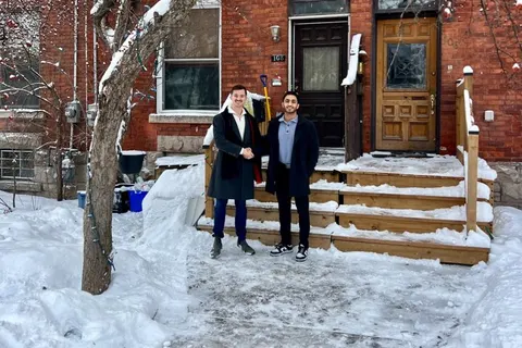 Michel Rhéaume et Elie Bou-Farah devant l'un des immeubles locatifs du groupe, à Ottawa