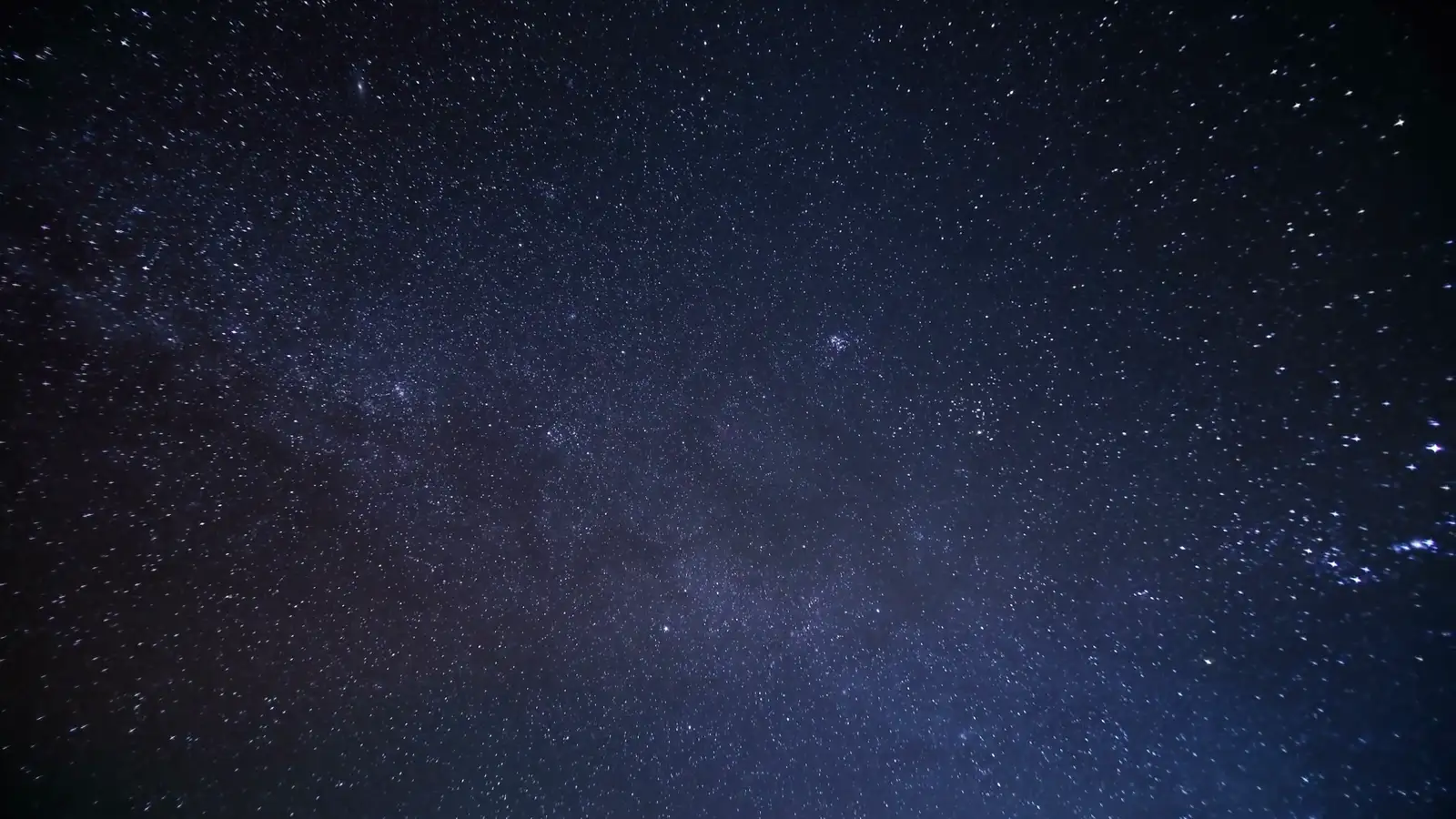 Ciel étoilé nocturne, la Voie lactée visible au-dessus de l’horizon
